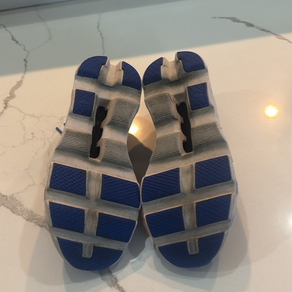 Women’s cloud monster size 6.5 - Picture 4 of 4